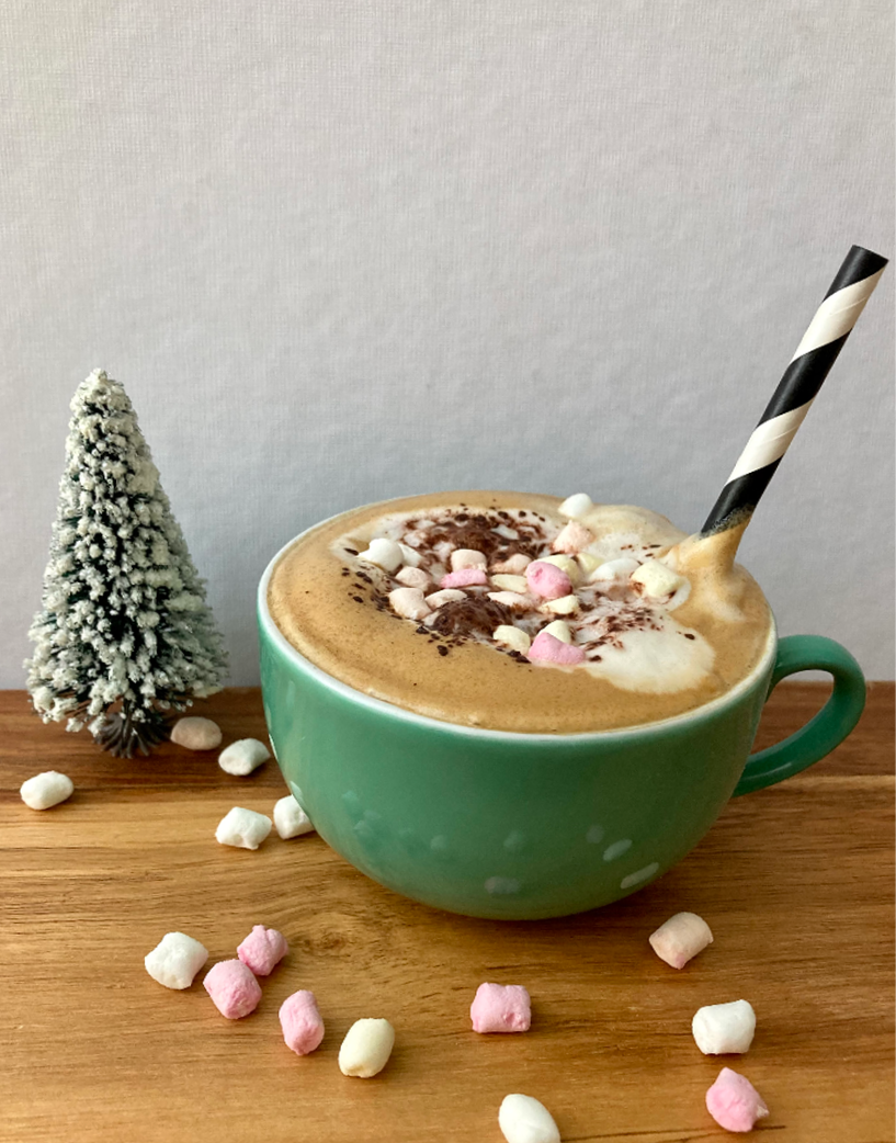 Fertige heisse Schokolade mit Marshmallows in einer Tasse